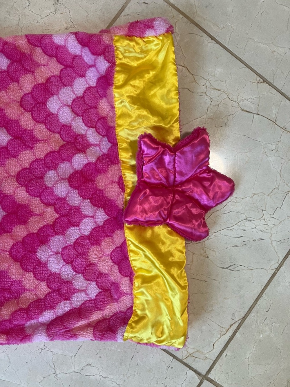 Snuggie Kids Soft Pink Mermaid Tail Sleeping Bag Loungewear with Yellow Fin - Picture 5 of 6